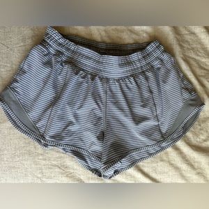 Lululemon Hotty Hots Low-Rise Lined 2" Shorts Sz 6 Hype Stripe Raceway Grey